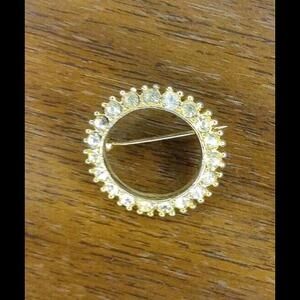 Crystal Circle Hold Tone Vintage Brooch. Approx 1.5 In.